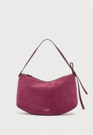 Geantă din piele întoarsă fuchsia cu formă curbată, bretea reglabilă unică, închidere cu fermoar și legături decorative pe lateral. Prezintă logo-ul brandului.