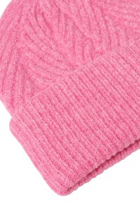 Gorro de punto rosa hecho de hilo suave. Presenta un puño acanalado y un patrón de olas en el cuerpo, con un aspecto texturizado y grueso.