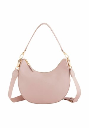 Sac à main en forme de croissant de couleur rose pâle avec surface texturée, fermeture éclair dorée, poignée courte et bandoulière ajustable sur fond blanc.