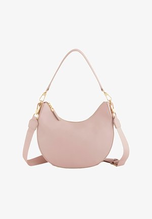 Bolso de mano en forma de media luna de color rosa suave con superficie texturizada, cierre de cremallera dorado, asa corta y correa de hombro ajustable sobre fondo blanco.
