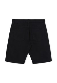 Pantaloni corti in denim nero con taglio dritto, dotati di due tasche posteriori e una texture liscia. Senza hardware o dettagli visibili.