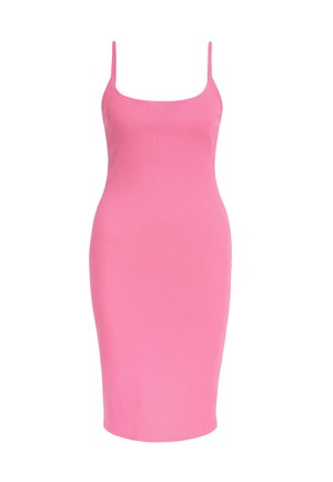 Dopasowana różowa sukienka z prążkowanego materiału, z cienkimi ramiączkami, kwadratowym dekoltem i długością do kolan. Wykonana z elastycznego materiału z minimalną ilością szwów.