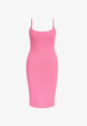 Dopasowana różowa sukienka z prążkowanego materiału, z cienkimi ramiączkami, kwadratowym dekoltem i długością do kolan. Wykonana z elastycznego materiału z minimalną ilością szwów.