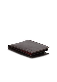 Bruine lederen portemonnee met een gestructureerde afwerking, voorzien van een rood interieur en subtiele logo-opdruk. Compact, bi-fold ontwerp.