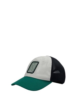 Gorra de béisbol con visera verde, panel frontal blanco con un parche de laberinto y parte trasera de malla negra.