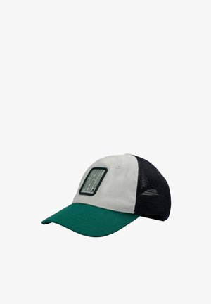 Gorra de béisbol con visera verde, panel frontal blanco con un parche de laberinto y parte trasera de malla negra.