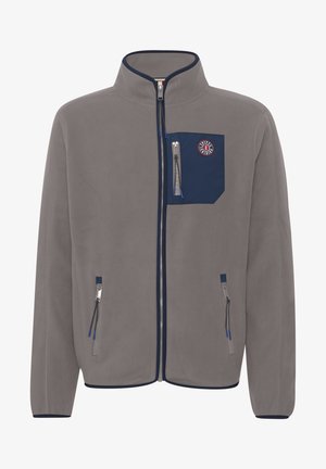 Chaqueta de forro polar gris con un bolsillo en el pecho azul marino con cremallera y un logo, dos bolsillos laterales y detalles en azul marino a lo largo del cuello y el dobladillo.