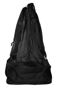 Zwart trekkoordrugzak met een gaas bovenkant en een stevige basis, voorzien van een groot wit logo, gestructureerd ontwerp en textuurstof.