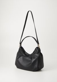 Sac à épaule en cuir noir de forme arrondie, texture lisse, longue sangle réglable et accents décoratifs en matériel.