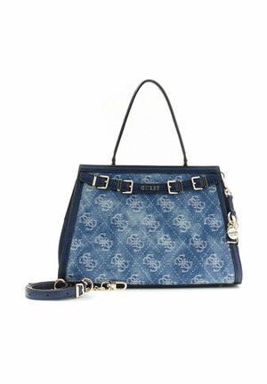 Sac à main Guess en denim bleu avec motif monogramme, boucles argentées, poignée supérieure, bandoulière amovible et breloque de marque sur fond blanc.