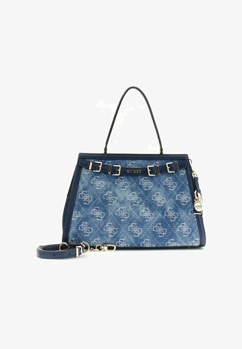 Sac à main Guess en denim bleu avec motif monogramme, boucles argentées, poignée supérieure, bandoulière amovible et breloque de marque sur fond blanc.