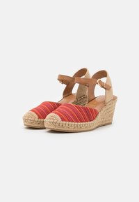 Rote und orangegewebte Stoffwedge-ESPADRILLES mit geflochtenen Jutesohlen und braunen verstellbaren Knöchelriemen.