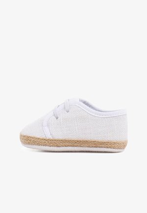 Baskets en toile blanche avec une surface texturée, bout rond et semelle en jute tressé marron clair. Présente un design simple à lacets.