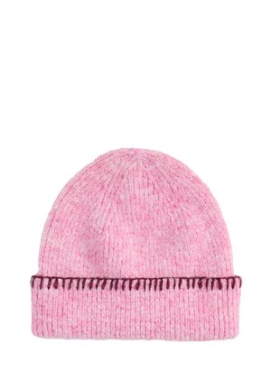 Roze gebreide muts van zacht garen, met een geribbelde textuur en een contrasterende donkere rand met decoratieve stiksels aan de onderkant.