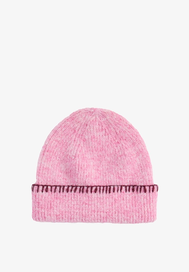 Bonnet en tricot rose en fil doux, présentant une texture côtelée et une bordure sombre contrastante avec des coutures décoratives en bas.