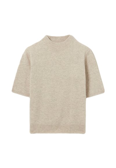 Maglione beige a maniche corte con colletto alto, realizzato in materiale morbido. Presenta una texture a coste sul colletto e sull'orlo, con una vestibilità comoda.