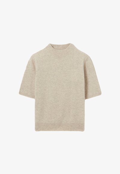 Pull beige à manches courtes avec un col haut, fabriqué en matière douce. Présente une texture côtelée au niveau du col et de l'ourlet, avec une coupe décontractée.