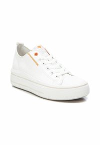 Zapatilla de lona blanca con suela de goma plana, parte delantera con cordones, acento naranja cerca de los ojalillos y puntera texturizada.