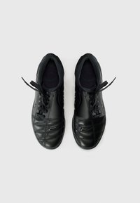 Schwarze Leder-Sportschuhe mit glatter Textur und genähten Details. Verfügt über ein Schnürdesign und ein dezentes Logo an der Seite.