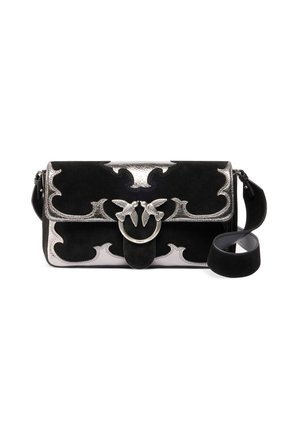 Crna i srebrna torba za rame s ukrašenim metalnim kopčom u obliku ptice i zakrivljenim ukrasnim uzorcima, s širokim podesivim remenom.