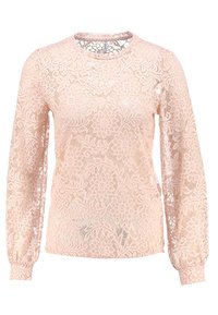 Pitkähihainen pitsipaita pehmeän vaaleanpunaisena, jossa on kukkakuviot, pyöreä pääntie ja rypistetyt hihansuut. Puoliksi läpinäkyvä rakenne.