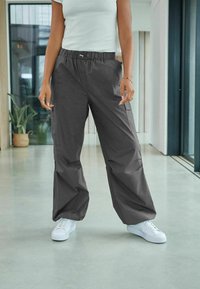 Next PARACHUTE STANDARD - Pantalones cargo - charcoal grey