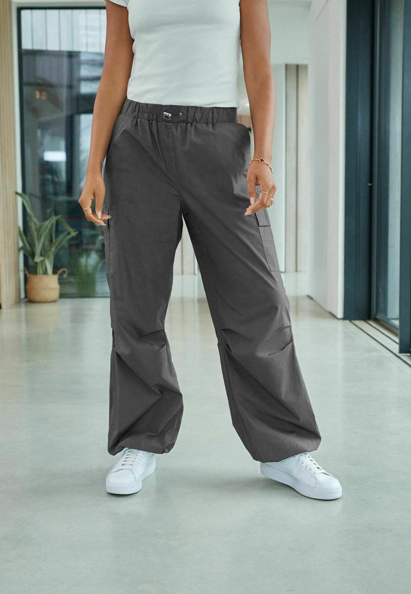 Next PARACHUTE STANDARD - Pantalones cargo - charcoal grey