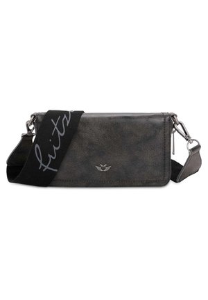 Sac bandoulière rectangulaire gris foncé avec sangle réglable noire comportant le texte "fruits" en gris et un petit logo en forme de cœur ailé argenté.