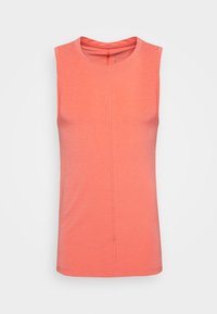 Bezramionkowy koralowy top na ramiączkach, wykonany z miękkiego materiału, z okrągłym dekoltem i centralnym szwem z przodu. Gładka faktura i prosty design.