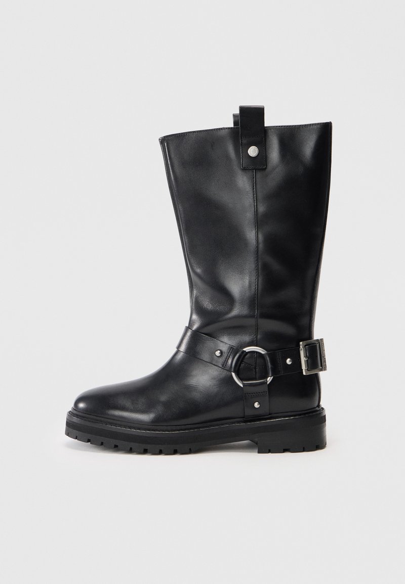 Czarne skórzane buty za kolano z okrągłym noskiem, szerokim paskiem z okrągłym metalowym elementem i teksturowaną gumową podeszwą.