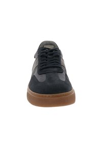 Donkergrijze suède sneakers met een gladde upper, rubberen zool, gestructureerde accenten en vetersluiting. Rond neu en minimalistisch ontwerp.