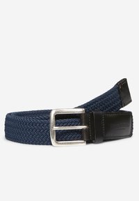 Gewebter navyblauer elastischer Gürtel mit einer silbernen Metallschnalle und schwarzen Lederelementen. Verfügt über ein strukturiertes Muster und eine glatte Oberfläche.