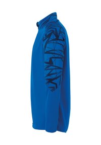 Veste en polaire bleue avec un col haut ; arbore un motif géométrique noir sur la manche gauche ; texture lisse, conception légère.