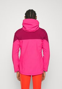 Roze waterdichte jack met een capuchon, voorzien van een donkerdere roze bovensectie. Gladde afwerking, lange mouwen en een iets langere achterzoom.