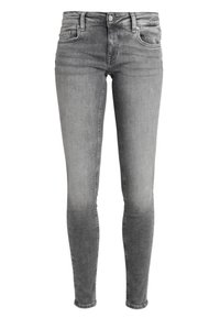 Jeans skinny de mezclilla gris con un lavado desgastado. Cuenta con cinco bolsillos, trabillas para cinturón y cierre de cremallera con botón. Tejido elástico, diseño ajustado.