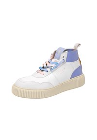 Sneaker alta in pelle bianca con accenti azzurro pastello e rosa, upper texturizzato, suola in gomma beige spessa e linguetta decorativa sul tallone.