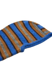 Czapka typu beanie w paski w kolorach niebieskim, brązowym i szarym. Wykonana z miękkiego, teksturowanego materiału, dopasowana i z wywiniętym na dole brzegiem.