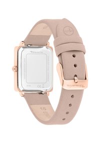 Montre carrée avec un boîtier en acier inoxydable, des accents en or rose et un bracelet en cuir synthétique beige avec une finition texturée et une boucle.