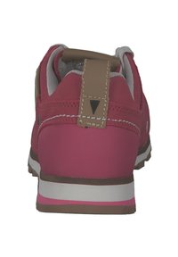 Sneaker rosa con una parte superiore testurizzata, rivestimento grigio e un tassello sul tallone marrone. Presenta una suola a righe bianche e rosa. Vista posteriore.