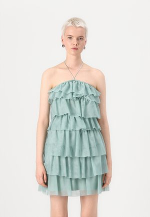 Bandeau miniklänning i mjukt mintgrönt tyg med lager av volanger, med en samlad halsringning och en lätt, genomskinlig textur.
