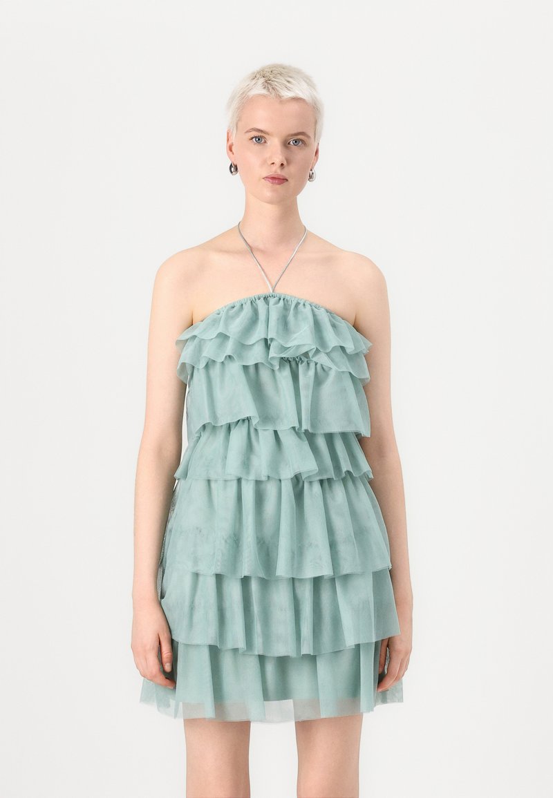 Bandeau miniklänning i mjukt mintgrönt tyg med lager av volanger, med en samlad halsringning och en lätt, genomskinlig textur.