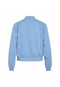 Hele helesinine bomber-jakk, millel on soonikkoeserv, elastsed mansetid ja ümar vöökoht. Sile kangas ilma nähtavate kaunistusteta.