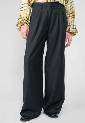 Weite, plissierte Hosen in dunklem Charcoal mit subtilen vertikalen Streifen. Der Stoff ist strukturiert. Verfügt über einen hohen Bund und eine maßgeschneiderte Passform.