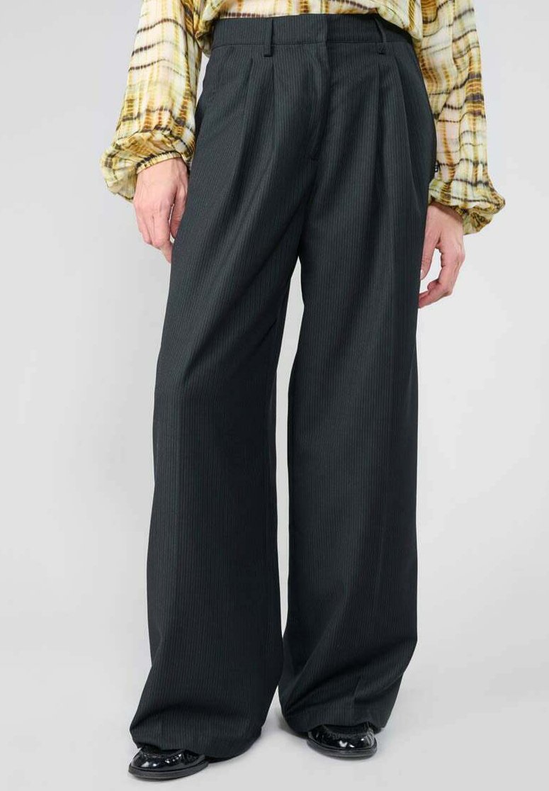 Weite, plissierte Hosen in dunklem Charcoal mit subtilen vertikalen Streifen. Der Stoff ist strukturiert. Verfügt über einen hohen Bund und eine maßgeschneiderte Passform.