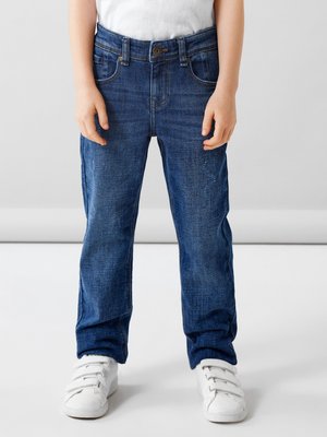 Donkerblauwe denim jeans met een klassiek vijf-pocket ontwerp, voorzien van een ritssluiting en knoopsluiting. Het materiaal is glad met een lichte stretch.