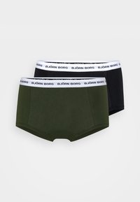 Due paia di boxer da uomo: un paio nero e uno verde oliva. Ognuno presenta una cintura elastica bianca con il marchio "BJÖRN BORG".