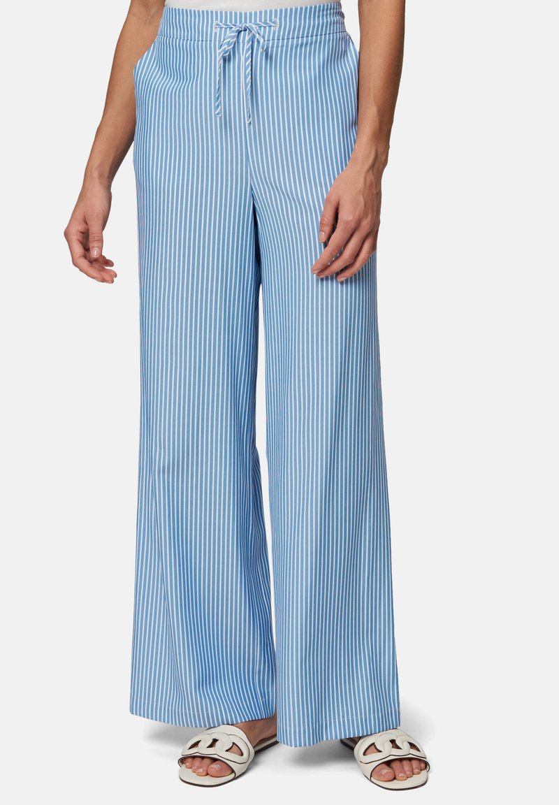 Lichtblauwe, wijde broek met witte verticale strepen, voorzien van een drawstring taille en een zachte, gladde stofstructuur.