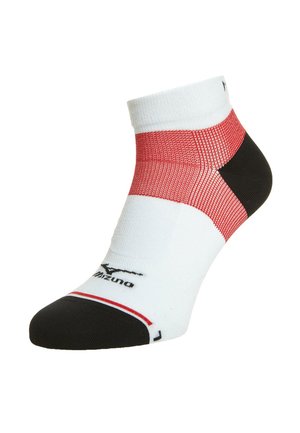 Calcetín deportivo de tobillo con base blanca, sección media con patrón rojo, puntera y talón negros, y logo de Mizuno en la parte superior cerca de los dedos.