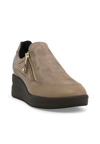 Scarpa slip-on color cammello realizzata in una combinazione di suede e pelle. Presenta una cerniera laterale e un pannello testurizzato, con una suola spessa e imbottita.