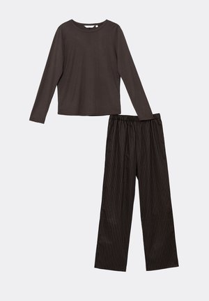 Ciemnoszara bluzka z długim rękawem i okrągłym dekoltem zestawiona z czarnymi spodniami szerokimi w paski, z elastycznym paskiem w talii i gładką fakturą.